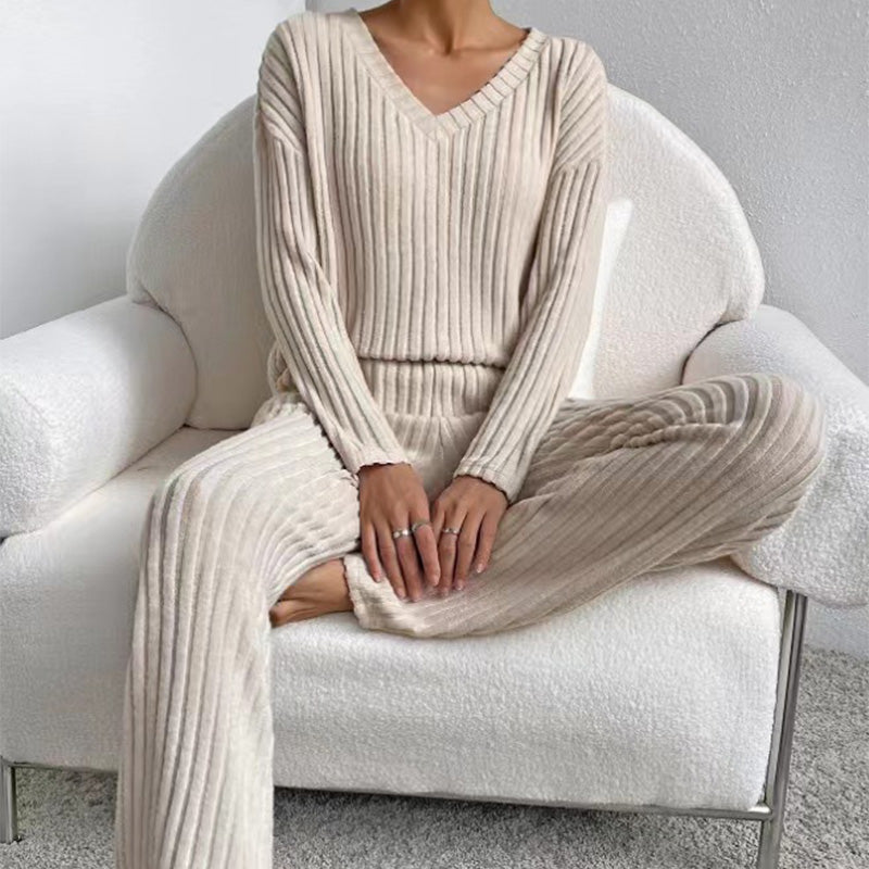 Ensemble en maille pour femme : haut à col V et pantalon droit
