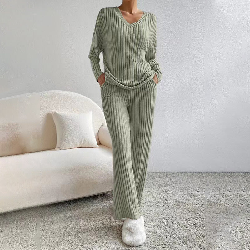 Ensemble en maille pour femme : haut à col V et pantalon droit