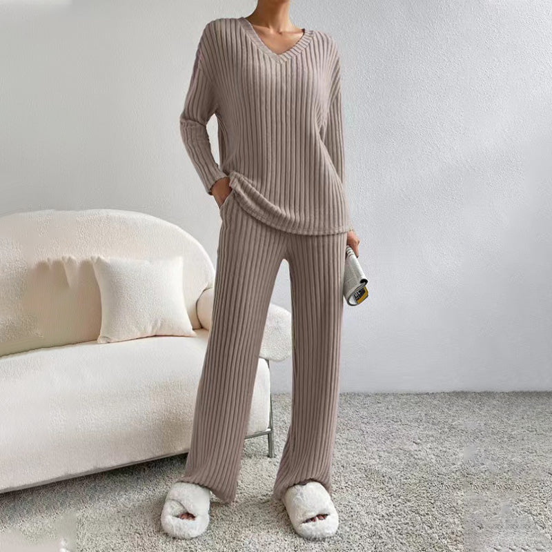 Ensemble en maille pour femme : haut à col V et pantalon droit