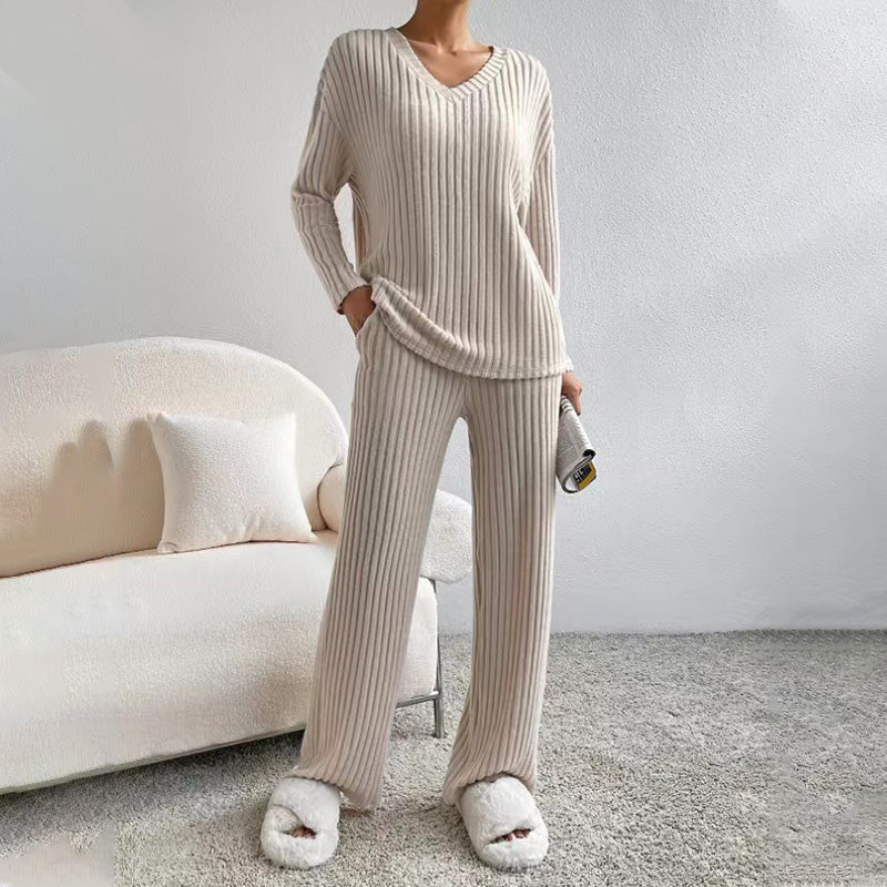 Ensemble en maille pour femme : haut à col V et pantalon droit