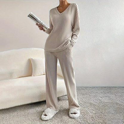 Ensemble en maille pour femme : haut à col V et pantalon droit
