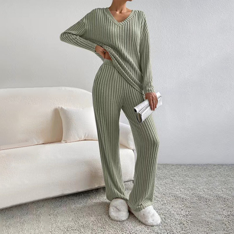 Ensemble en maille pour femme : haut à col V et pantalon droit