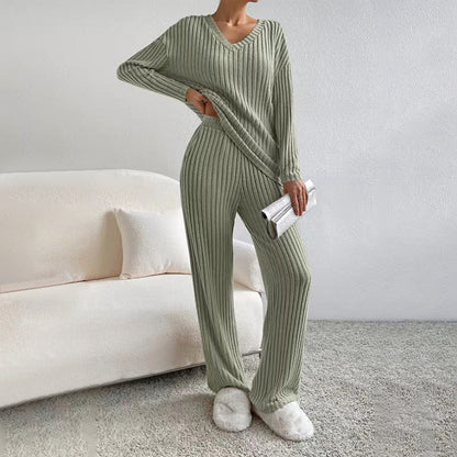 Ensemble en maille pour femme : haut à col V et pantalon droit